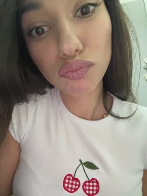 -_MiaQueen_- @ Stripchat • Recorded April 18, 2026 22:24 • 37m