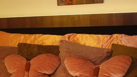 tanyajade88 @ Chaturbate • Recorded March 8, 2026 01:03 • 90m